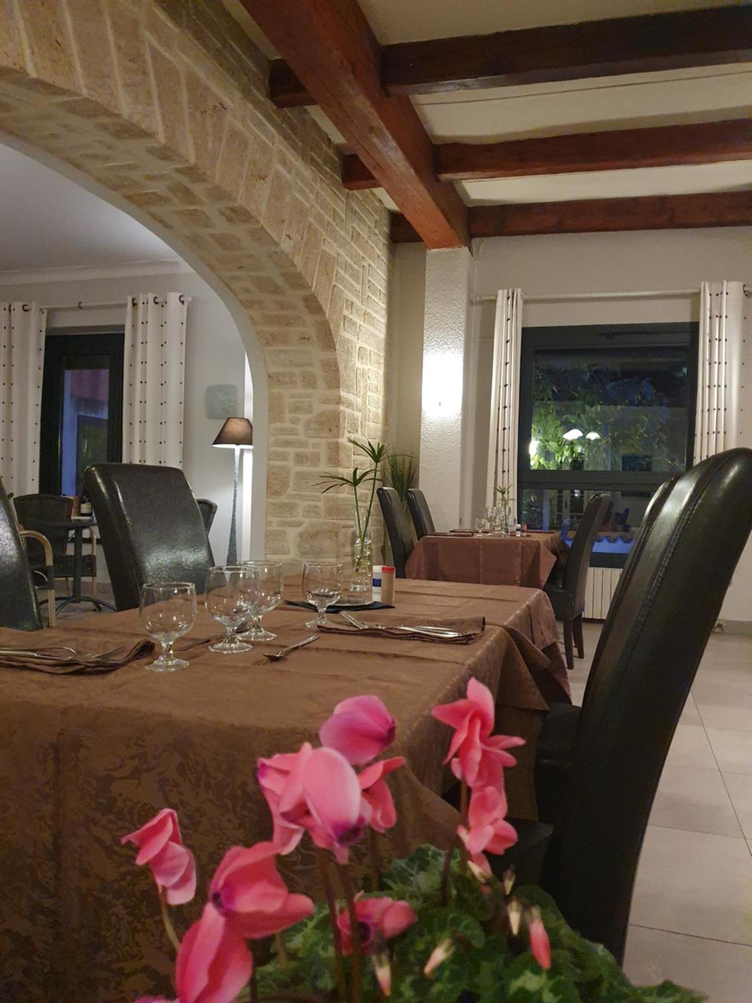 Auberge De La Tour -Appartements- Valros Dış mekan fotoğraf